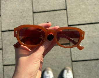 Ovale Retro Sonnenbrille | Schlanke Unisex Sonnenbrille mit getönten Gläsern | Festivals, Partys, Beach | Orangener Rahmen