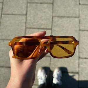 Vintage-inspired aviator sunglasses | Glasses with yellow lenses and light brown frames | Trendy glasses for men and women