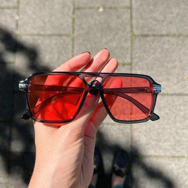 Eckige Retro Aviator Sonnenbrille | Brille mit Roten Gläsern und Schlankem Rahmen | Trend Brille für Männer & Frauen | Rote Gläser