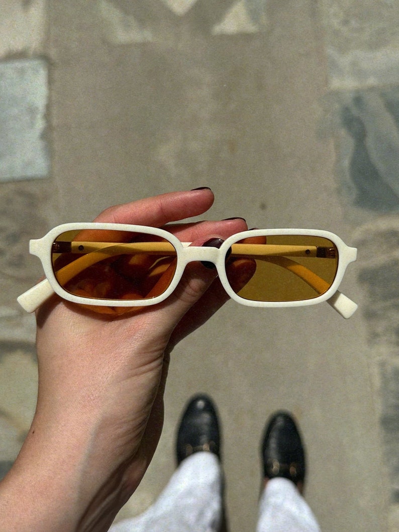 Retro Slim Sunglass Vintage Inspirierte Rechteckige Sonnenbrille Klassische Brille für Männer & Frauen Weiß mit gelben Gläsern Bild 1