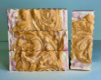 Ręcznie robione mydło kozie Magnolia | Kwiatowe mydło nawilżające do skóry wrażliwej