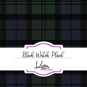 Könnte beinhalten: Black Watch Plaid Muster in Schwarz, Grün und Marineblau. Das Design zeigt ein klassisches Tartanmuster mit sich kreuzenden Linien. Der Text "Black Watch Plaid" wird in einer dekorativen Schriftart zusammen mit dem Namen des Designers angezeigt.
