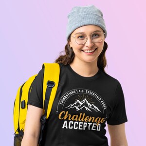 Shirt klassieke gesprekken | CC Challenge-student | Basis gelegd Essentials toegevoegd Uitdaging geaccepteerd | CC Homeschool-T-shirt