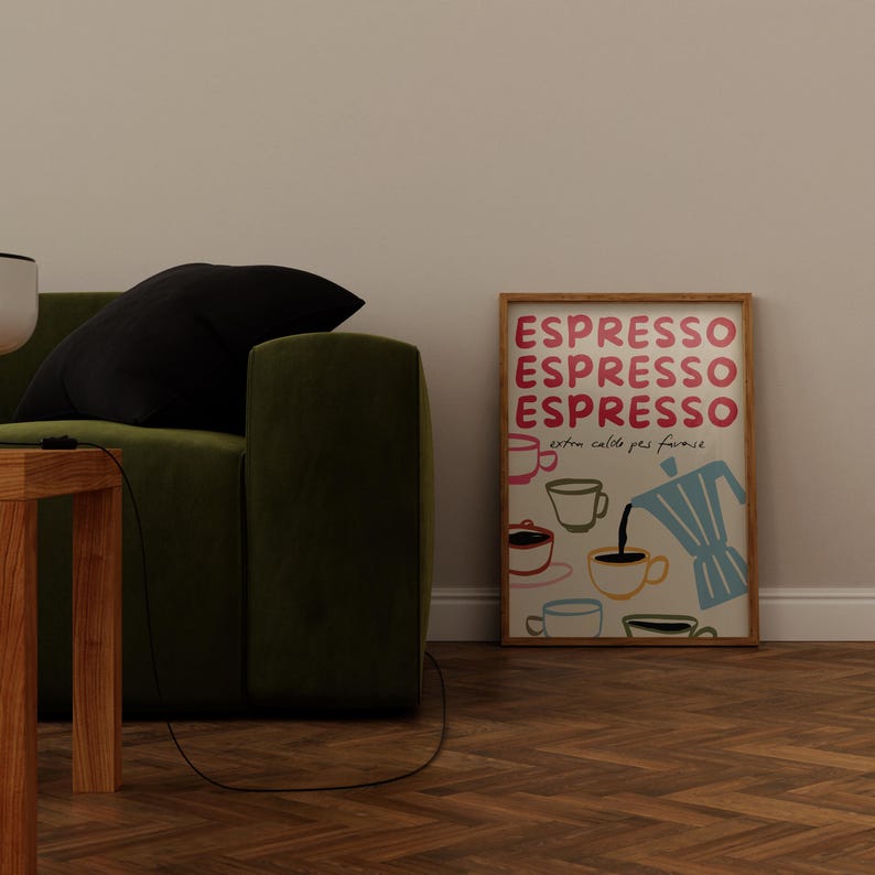 Puede incluir: Un p&oacute;ster enmarcado con la palabra "Espresso" repetida tres veces en letras rosas. El p&oacute;ster tiene un fondo crema con ilustraciones de tazas de caf&eacute; y una cafetera vertiendo caf&eacute; en una taza. El texto "extra caldo per favore" est&aacute; escrito debajo de la palabra "Espresso".