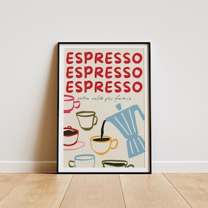 Puede incluir: Un p&oacute;ster blanco con el texto "ESPRESSO" repetido tres veces en rojo. El p&oacute;ster presenta una cafetera azul y blanca vertiendo caf&eacute; en una taza amarilla. Hay varias otras tazas y platillos coloridos en el p&oacute;ster. El texto "extra caldo per favore" est&aacute; escrito en negro en la parte inferior del p&oacute;ster.