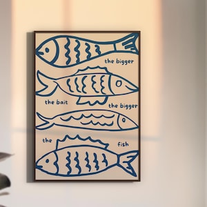 Può includere: Stampa artistica incorniciata con quattro illustrazioni di pesci blu stilizzati su sfondo beige. Ogni pesce ha un design unico, con il testo "the bigger", "the bait" e "the fish".