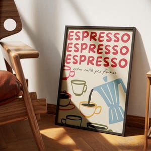 Puede incluir: Un p&oacute;ster con la palabra "Espresso" repetida tres veces en letras rojas y blancas. El p&oacute;ster presenta una ilustraci&oacute;n de dibujos animados de una cafetera vertiendo caf&eacute; en una taza. El texto "extra caldo per favore" est&aacute; escrito en cursiva debajo de la palabra "Espresso".