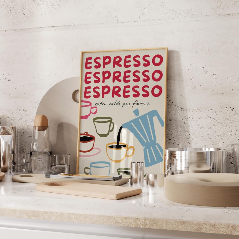 Puede incluir: Un p&oacute;ster enmarcado con la palabra "Espresso" repetida cuatro veces en letras rojas. El p&oacute;ster presenta una ilustraci&oacute;n colorida de una cafetera vertiendo caf&eacute; en una taza. El texto "extra caldo per favore" est&aacute; escrito en cursiva debajo de la palabra "Espresso".