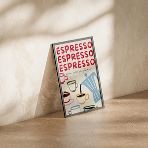 Puede incluir: Una impresi&oacute;n enmarcada con fondo blanco e ilustraciones coloridas de tazas de caf&eacute; y una cafetera. El texto "ESPRESSO" se repite tres veces en letras rojas y el texto "extra cales pas fume" est&aacute; escrito en letras negras debajo de las ilustraciones.