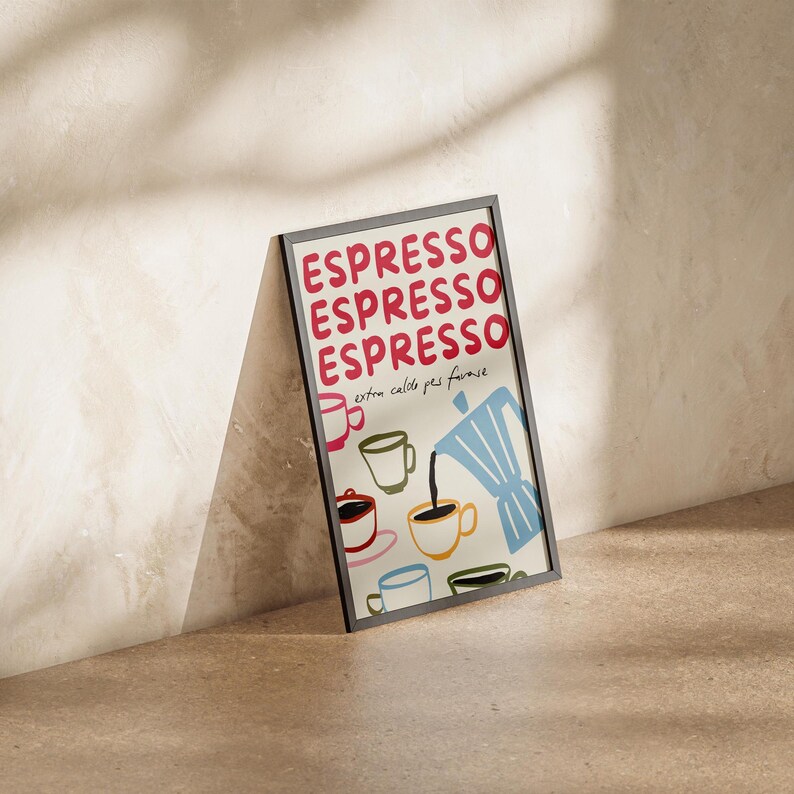 Puede incluir: Una impresi&oacute;n enmarcada con fondo blanco e ilustraciones coloridas de tazas de caf&eacute; y una cafetera. El texto "ESPRESSO" se repite tres veces en letras rojas y el texto "extra cales pas fume" est&aacute; escrito en letras negras debajo de las ilustraciones.