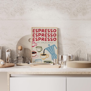Puede incluir: Un p&oacute;ster colorido con la palabra "Espresso" repetida cuatro veces en rojo. El p&oacute;ster presenta una ilustraci&oacute;n de dibujos animados de una cafetera vertiendo caf&eacute; en una taza. El texto "extra caldo, pas fuorise" est&aacute; escrito debajo de la palabra "Espresso".