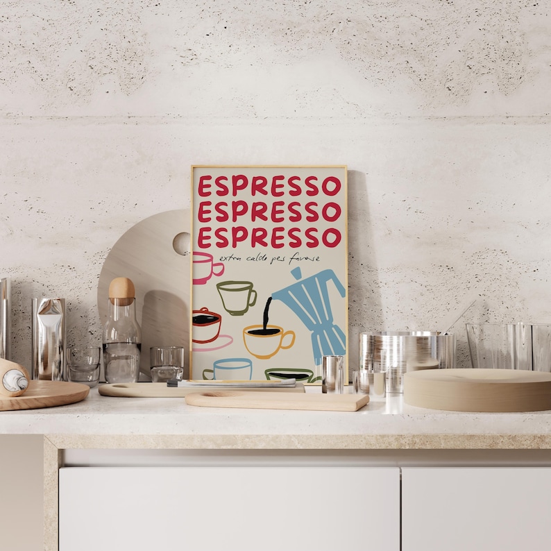 Puede incluir: Un p&oacute;ster colorido con la palabra "Espresso" repetida cuatro veces en rojo. El p&oacute;ster presenta una ilustraci&oacute;n de dibujos animados de una cafetera vertiendo caf&eacute; en una taza. El texto "extra caldo, pas fuorise" est&aacute; escrito debajo de la palabra "Espresso".