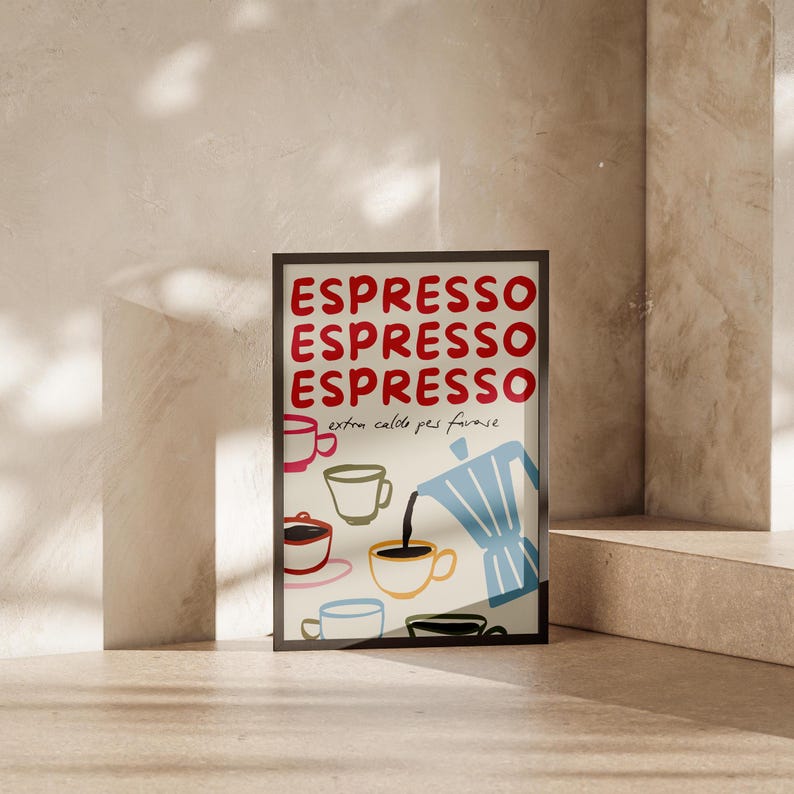 Puede incluir: Una impresi&oacute;n enmarcada con la palabra "ESPRESSO" repetida tres veces en texto rojo. La impresi&oacute;n presenta una ilustraci&oacute;n estilizada de una cafetera vertiendo caf&eacute; en una taza, rodeada de otras tazas de caf&eacute;.