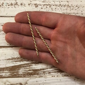 Peut inclure: Deux brochettes en m&eacute;tal torsad&eacute; de couleur dor&eacute;e.