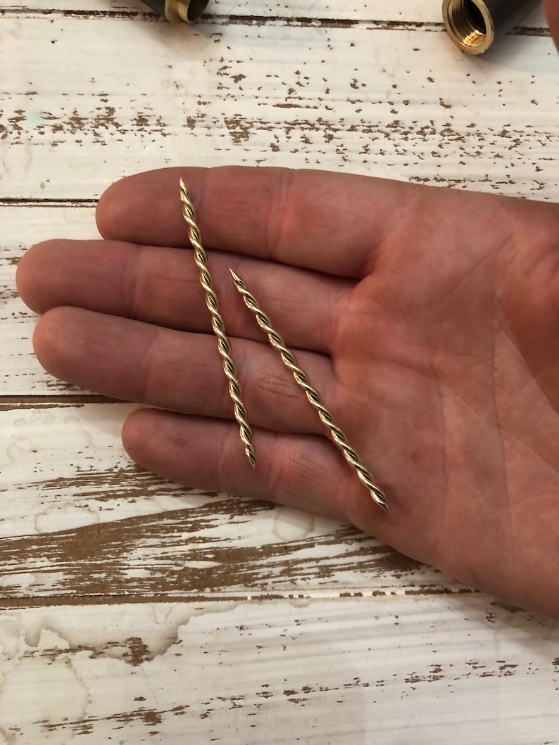 Peut inclure: Deux brochettes en m&eacute;tal torsad&eacute; de couleur dor&eacute;e.