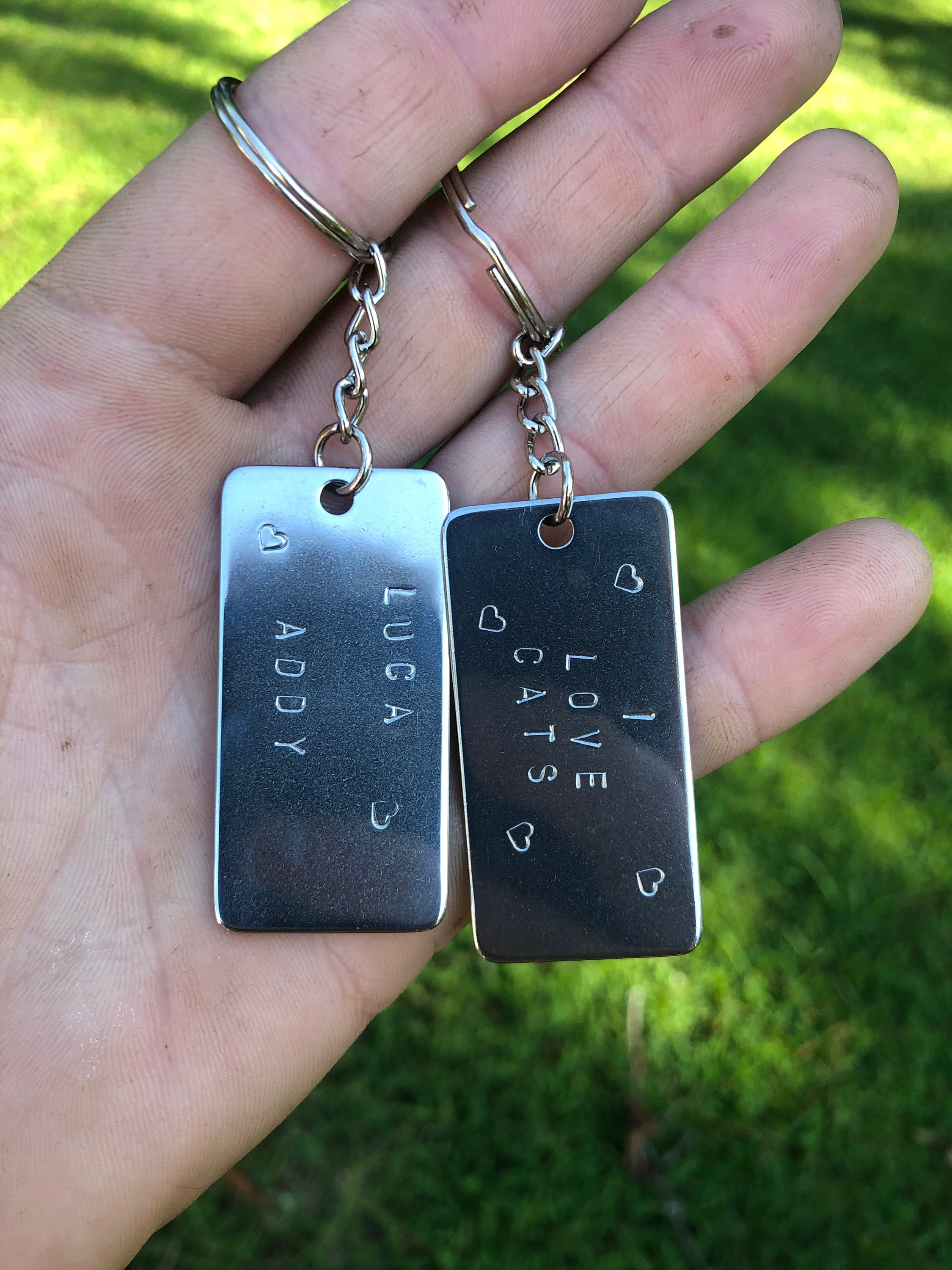 Personalisierter Edelstahl Schlüsselbund; Handgemachter Schlüsselanhänger; Hundemarke Schlüsselanhänger; Hand gestempelt Schlüsselbund.