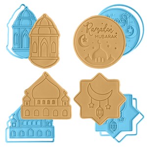 Peut inclure: Ensemble de découpoirs à biscuits sur le thème du Ramadan, de couleur beige et bleu. Les motifs comprennent une lanterne, une mosquée, une étoile avec un croissant de lune et des étoiles, et un emporte-pièce rond avec l'inscription "Ramadan Mubarak".