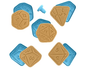 Puede incluir: Se muestra una variedad de dados de color marrón claro con números negros, incluyendo un D4, D6, D8, D12, D20 y D100. Cada dado está emparejado con un molde azul. También se incluye un pequeño tornillo azul. Probablemente sean para manualidades o repostería.