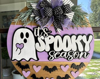 To straszny sezon, 18-calowy, okrągły wieszak na drzwi na Halloween. Fioletowo-czarny.