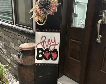 Tabliczka na ganku z napisem „Hey Boo” na Halloween.
