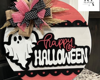 Okrągły wieszak na drzwi „Halloween” o średnicy 18 cali. Kolory: różowy, czarny i biały.