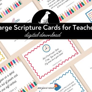 Può includere: Una collezione di carte rettangolari con scritture per insegnanti che presentano vari versetti religiosi, bordi a matita colorati e piccole illustrazioni come un orologio, un quadrato alfabetico e una pila di libri, con il testo Large Scripture Cards for Teachers.