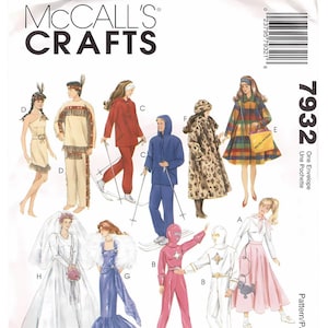 以下が含まれることがあります： 様々な人形の服のデザインが描かれた、McCall's Craftsのパターン封筒。イラストには、ネイティブアメリカンの衣装、スキーウェア、スーパーヒーローのコスチューム、チェック柄のコート、ウェディングドレスが含まれています。「McCall's Closet」と「La Garde-Robe de McCall's」の文字が含まれています。