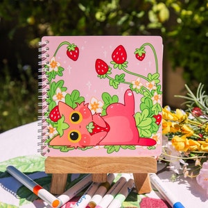 Joli livre d&#39;autocollants réutilisables | Chatte Strawberry qui pose pour toujours | 6 x 6 | Double face | 40 pages | Motif lumineux | Oeuvres d&#39;art originales de Mikou