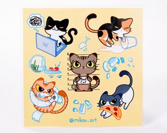 Può includere: Un adesivo quadrato con gatti dei cartoni animati in varie situazioni. Un gatto è su un laptop, un altro rovescia un bicchiere e un terzo è in una formazione di polizia con un cartello "Bad Cat". Sfondo giallo e firma dell'artista.