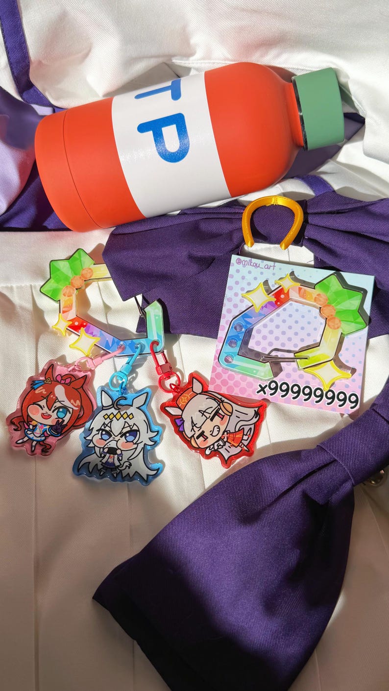 Puede incluir: Una botella de agua naranja y blanca con las letras "TP" y una tapa verde. Tambi&eacute;n varios llaveros de personajes de estilo anime con marcos coloridos en forma de estrella y una etiqueta con el texto "x99999999".