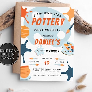 Puede incluir: Una invitación colorida para una fiesta de pintura de cerámica para celebrar el quinto cumpleaños de Daniel. La invitación presenta una paleta de pintura azul y blanca con salpicaduras de pintura naranja y roja. El texto dice "Por favor, únase a nosotros para una fiesta de pintura de cerámica para celebrar el quinto cumpleaños de Daniel. Sábado, 19 de febrero a las 10:00 AM. 123 Pottery Palace, Birthday Road, Pensilvania, EE. UU. RSVP Nicole al 123-456-7899."