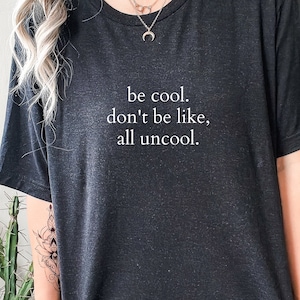 Puede incluir: Camiseta negra con texto blanco que dice "be cool. don't be like, all uncool."