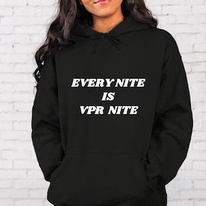 Könnte beinhalten: Schwarzer Kapuzenpullover mit weißem Text, der "EVERY NITE IS VPR NITE" lautet