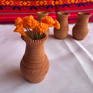 Mini flor de dia de muerto bundle with clay vase