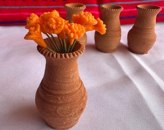 Mini flor de dia de muerto bundle with clay vase