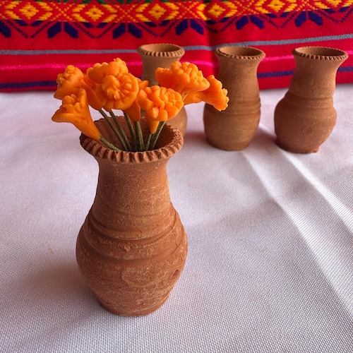 Mini flor de dia de muerto bundle with clay vase