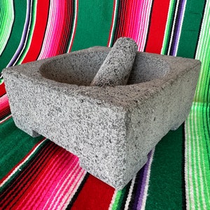 Molcajete mexicano con cesta de tortilla de Verve CULTURE, mortero y  mortero de piedra volcánica de basalto, utensilios de cocina de superficie  rugosa