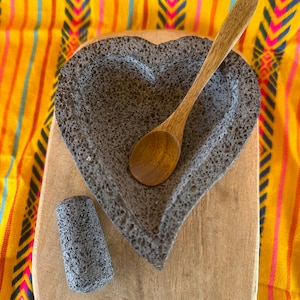 5 inch Molcajete de corazón chico; 5 inch heart shaped molcajete