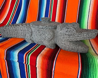 Crocodile shaped molcajete with lid; Molcajete en forma de cocodrilo