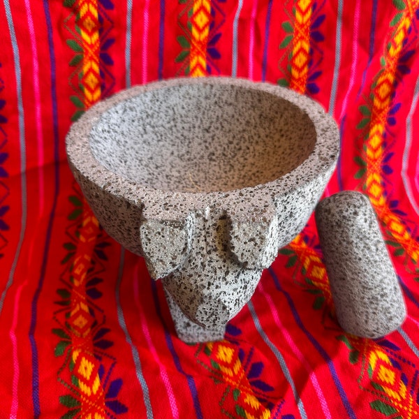 Original 8 inch Mexican Molcajete; 8 inch mortar and pestle; Molcajete de 8 pulgadas de piedra 100% negra/volcanica