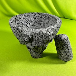 Original 5 inch Mexican Molcajete; 5 inch mortar and pestle; Molcajete de 5 pulgadas de piedra 100% negra/volcanica