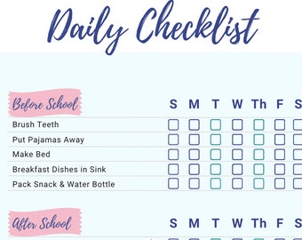 Puede incluir: Una lista de control diaria de color azul claro con texto azul oscuro y detalles en rosa. La tabla incluye secciones para tareas de Before School y After School, incluyendo Brush Teeth, Put Pajamas Away, Make Bed, Breakfast Dishes in Sink y Pack Snack & Water Bottle, con columnas para cada día de la semana.