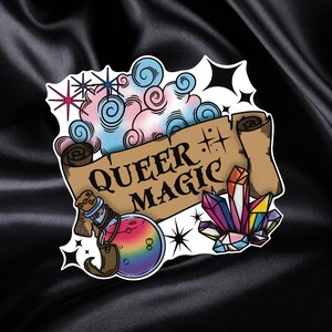 Puede incluir: Una pegatina con las palabras "QUEER MAGIC" en un pergamino, con una botella de poción, cristales y una nube con colores rosa, azul y blanco. La pegatina tiene un fondo negro con acentos de estrellas.