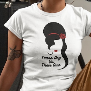 Tranen drogen op hun eigen T-shirt