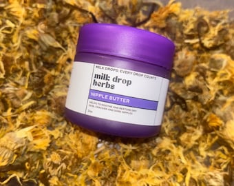 Puede incluir: Tarro morado de mantequilla para pezones etiquetado como "milk drop herbs" con el lema "MILK DROPS: EVERY DROP COUNTS" y "HELPS TO SOOTHE AND RESTORE DRY SKIN, CRACKED AND SORE NIPPLES". El tarro está sobre un lecho de pétalos de flores amarillas secas.