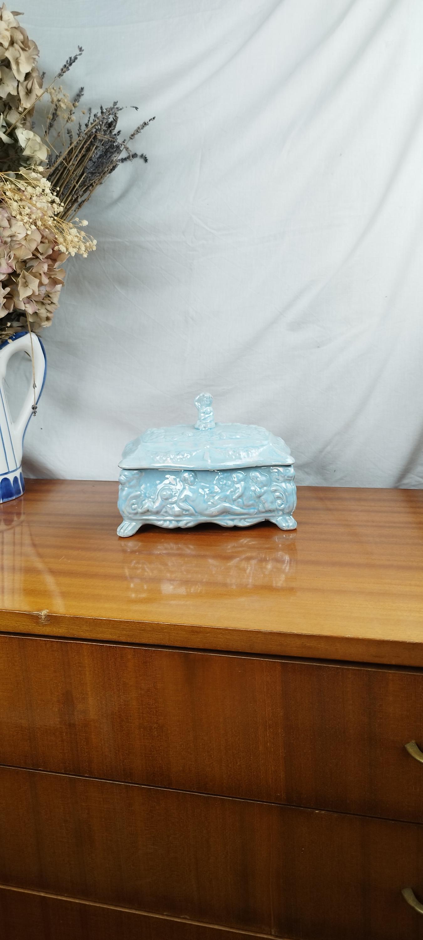 Caja de cerámica azul perlado de estilo barroco con decoración de querubín en bajorrelieve vintage