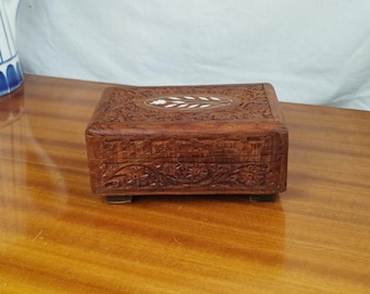 Joyero musical de madera tallada y incrustaciones de hueso con decoración floral vintage