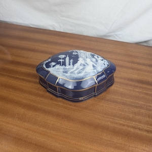 Grande Bonbonnière Marcel Chaufriasse Porcelaine de Limoges Style Néo-Classique Décor Mythologique