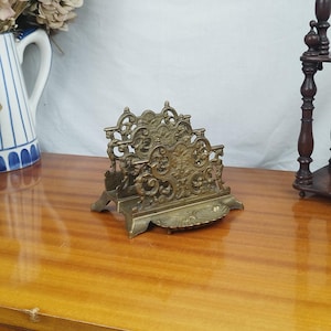 Porta cartas antiguo, porta correo en latón dorado, estilo rococó con decoración de quimera