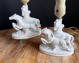 Lámparas de porcelana blanca vintage con forma de caballo – Par de lámparas figurativas de mediados de siglo – Lámparas de mesa con caballos al galope – Decoración estilo cottagecore/ecuestre